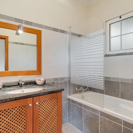 Yellow House Porto Moniz