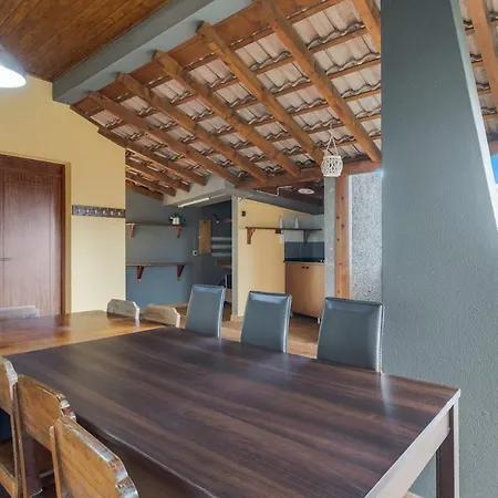 Dom wakacyjny Yellow House