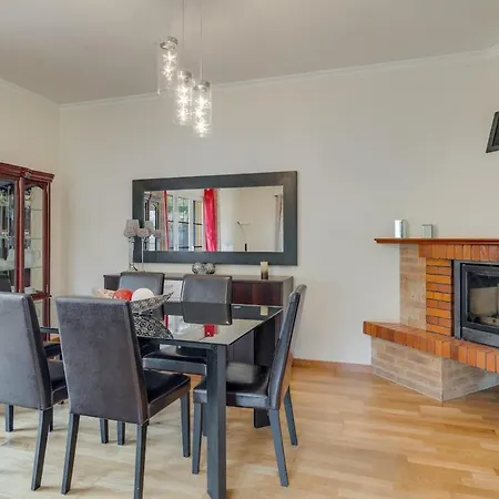 Semesterbostad Yellow House *