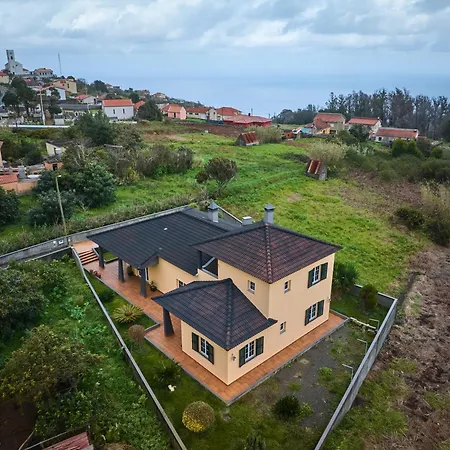 Yellow House Semesterbostad *