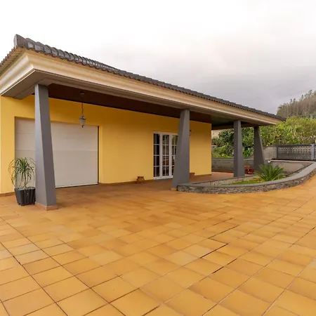Semesterbostad Yellow House