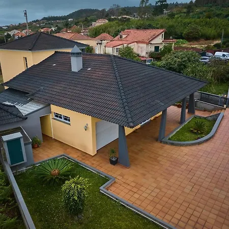 Semesterbostad Yellow House *